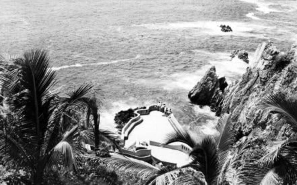 La Quebrada en los años 60. En el mirador se aprecian algunas personas viendo el mar y un par de niños sentados sobre el borde de un pasamanos. Foto: Especial.