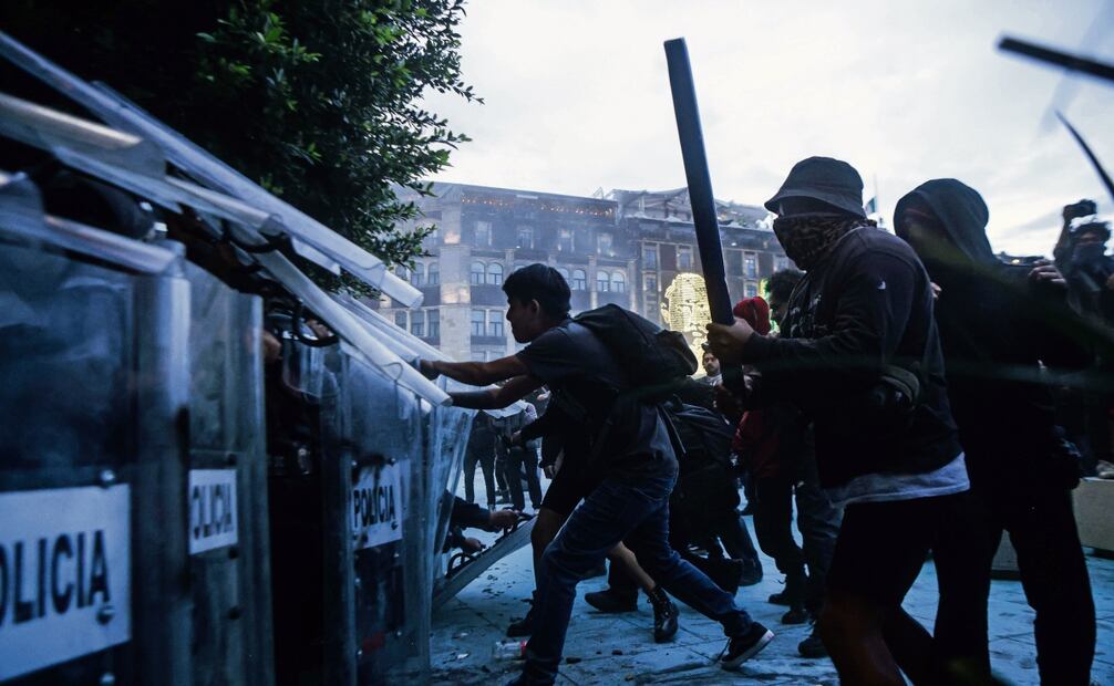 El bloque negro se enfrentó con elementos de seguridad que cercaron el Zócalo capitalino. Fotos: Diego Simón | El Universal