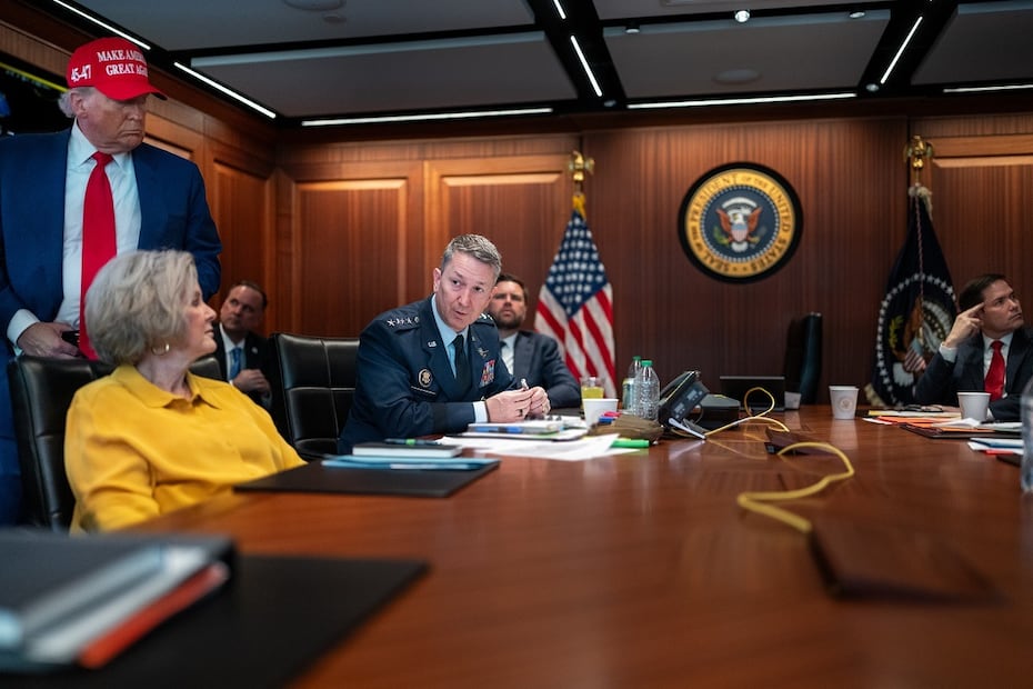 El presidente Donald Trump, de pie, en la Sala de Crisis de la Casa Blanca, junto con su equipo, observando el desarrollo de la operación "Martillo de Medianoche", el sábado 21 de junio. FOTO: EFE