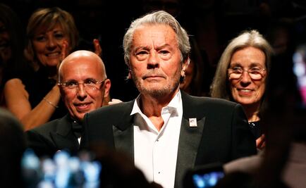 Alain Delon llora tras recibir la Palma de Oro de honor de Cannes 