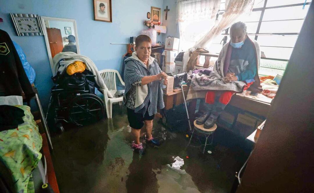 José de Jesús García Solís, de 92 años, quien padece diabetes, esperó arriba de una mesa y sillas, a que bajara el nivel del agua anegada y llegara la ayuda.  Foto: Diego Simón Sánchez / EL UNIVERSAL