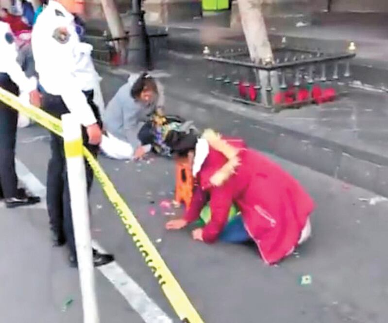 Acusación. En redes sociales circula un video en el que se ve a funcionarios retirar del Zócalo, de forma violenta, a comerciantes indígenas. Foto/ESPECIAL