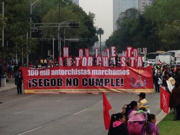 Antorchistas marchan por Reforma