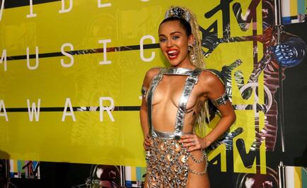 Cyrus llega y sorprende en los MTV