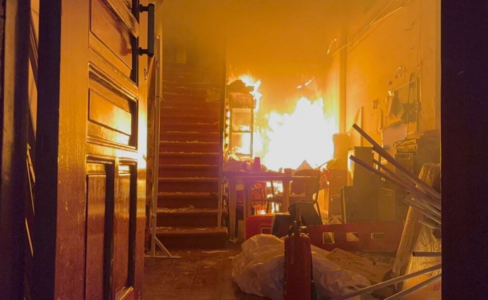Manifestantes incendian Palacio de Gobierno de Apatzingán (03/11/2025). Foto: Raúl Solórzano