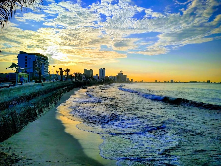 Amanecer en el Malecón de Mazatlán. Foto: Oscar Hugo Cruz López