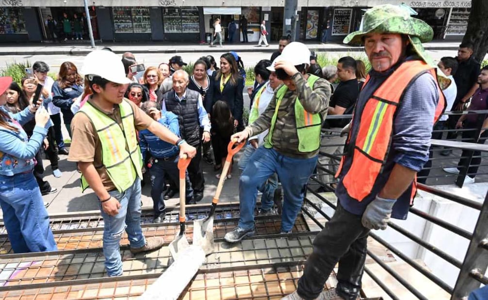 Trabajadores construyen puente peatonal  (25/08/2025). Foto: Especial
