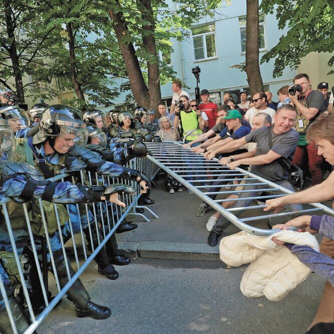 Manifestantes intentan romper una cerca durante los enfrentamientos contra las fuerzas de seguridad rusa, en Moscú. TATYANA MAKEYEVA. REUTERS