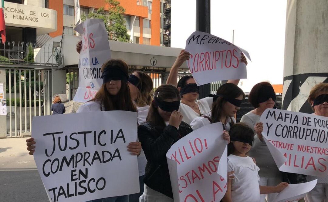 Familiares de los detenidos confiaron en que la Fiscalía Anticorrupción haga su trabajo y no se sume a la red de corrupción que ha envuelto a este juez (Foto: Carlos Arrieta / EL UNIVERSAL)