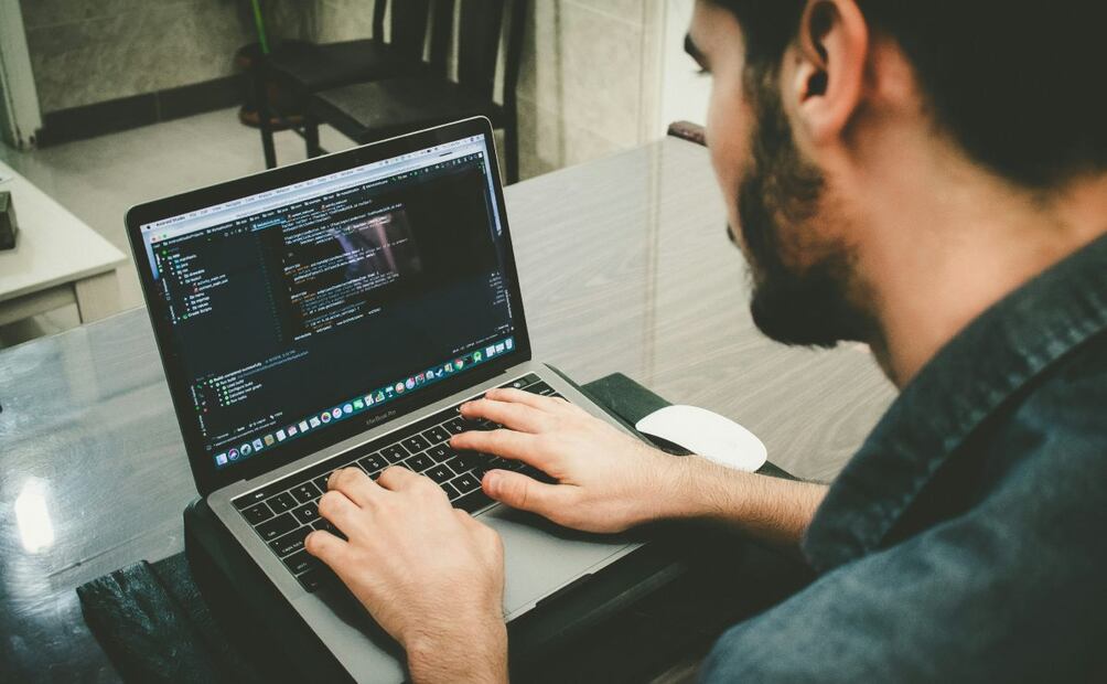 Programación para trabajos de IA. Imagen: Unsplash