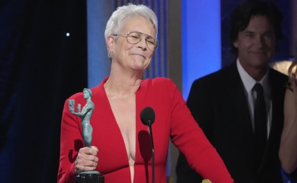 Jamie Lee Curtis le planta tremendo beso a Michelle Yeoh tras ganar el SAG a mejor actriz de reparto