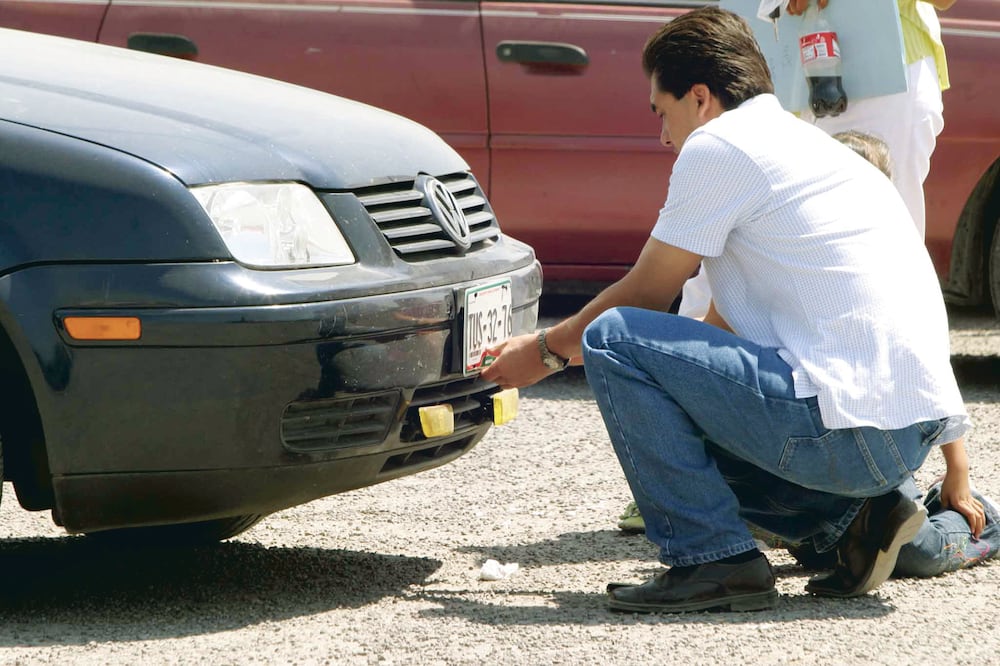 Conoce los motivos por los que te podrían quitar las placas del auto. Foto: Archivo / EL UNIVERSAL