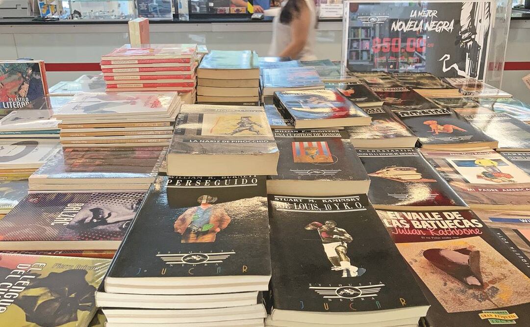 Una mesa de novedades de la librería Rosario Castellanos oferta decenas de títulos que no se vendieron hace 30 años y siguen sin ser adquiridos por los lectores. Fotos: Germán Espinosa y Jorge Cisneros/EL UNIVERSAL