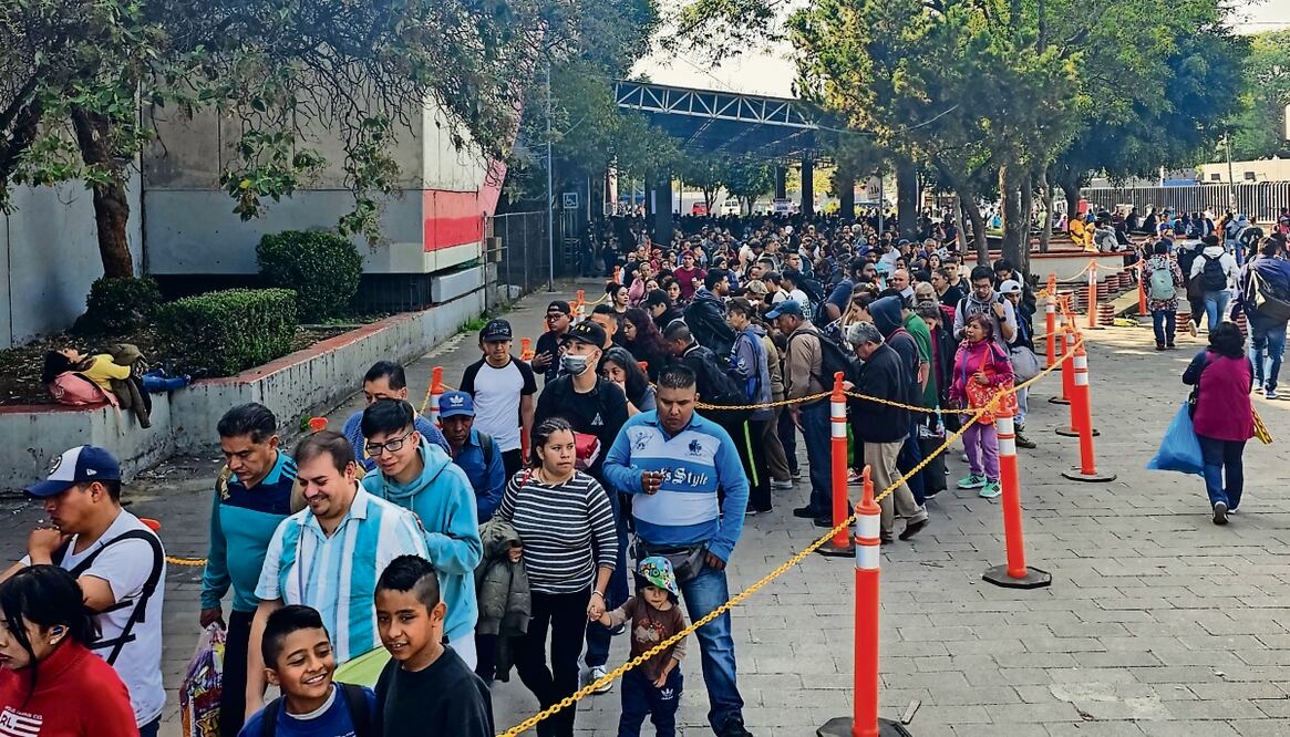 Largas filas se formaron en Velódromo para acceder al Metrobús, que abarcaban la zona peatonal y hasta la estación del Metro. Foto: Jorge Medellín / EL UNIVERSAL