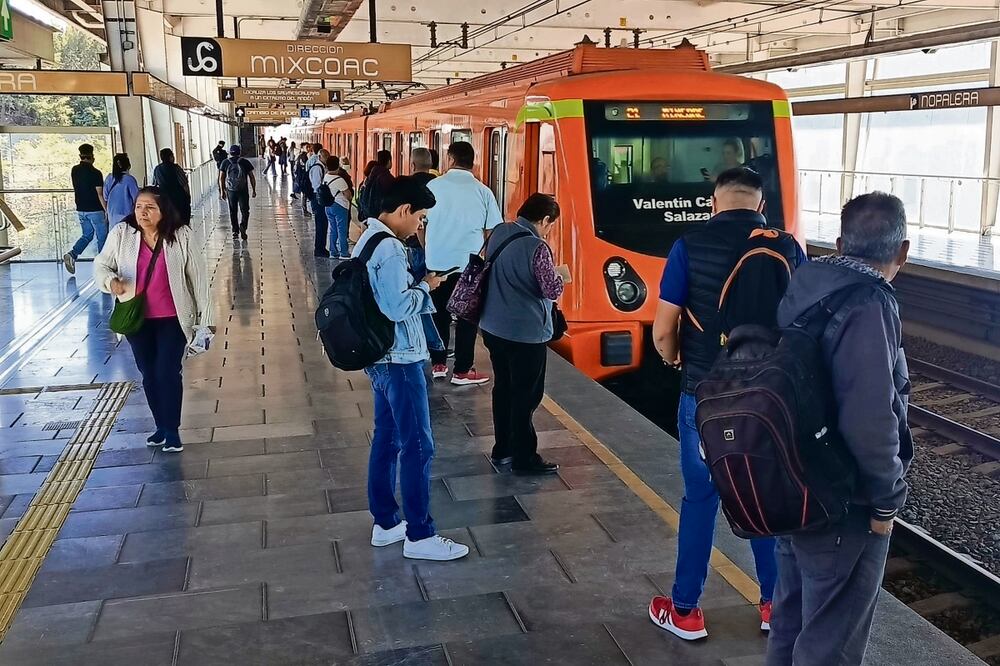 A una semana de reinaugurada en su totalidad, el tiempo de espera de convoy en la Línea 12 del Metro es de entre tres hasta 10 minutos; sin embargo, la mayoría de los usuarios se sienten beneficiados. Foto: Fernanda Rojas / EL UNIVERSAL