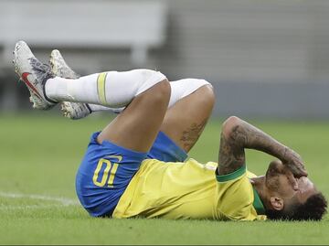 Neymar sale lesionado en amistoso ante Qatar