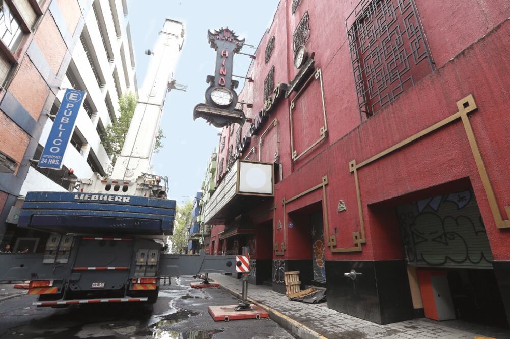 En una semana trabajadores sustrajeron butacas y muebles del interior del cine. (BERENICE FREGOSO. EL UNIVERSAL)