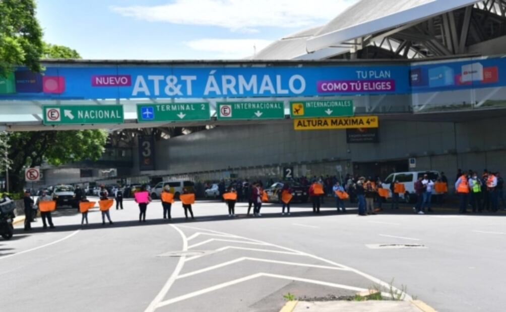 Protestan padres de niños con cáncer; cierran acceso a Terminal 1 del AICM