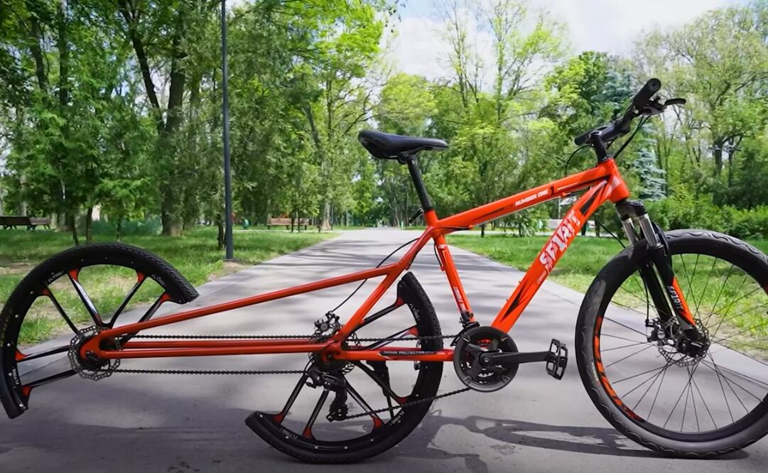 La bici de la rueda incompleta fue creada por el canal de YouTube "The Q". Imagen: YouTube The Q