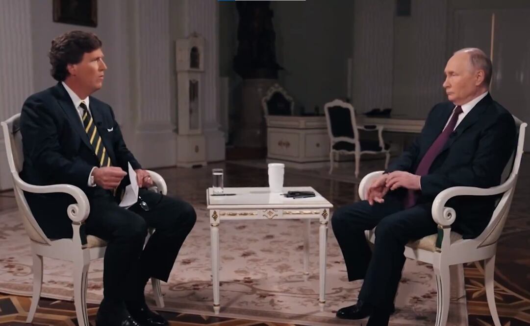 En una entrevista con el presentador estadounidense Tucker Carlson, Vladimir Putin descartó la idea de invadir Polonia o Letonia, dos países en los que Rusia "no tiene intereses". Foto: X @TuckerCarlson, captura de video.
