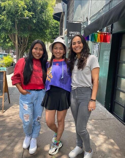 Yalitza Aparicio muestra cómo llevar unos jeans rotos en verano