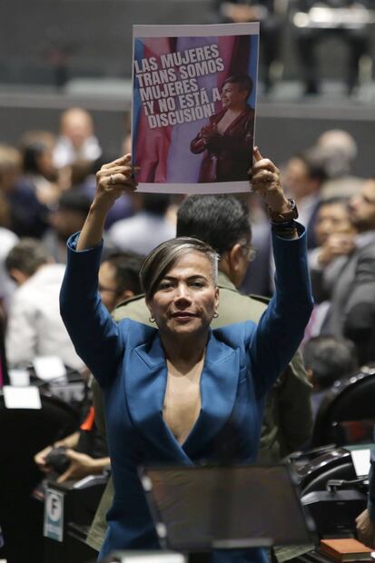 La diputada trans, Salma Luévano, también se manifestó con una pancarta en la que expresó: “las mujeres trans somos mujeres ¡y no está a discusión!” / Foto: Carlos Odin. EL UNIVERSAL