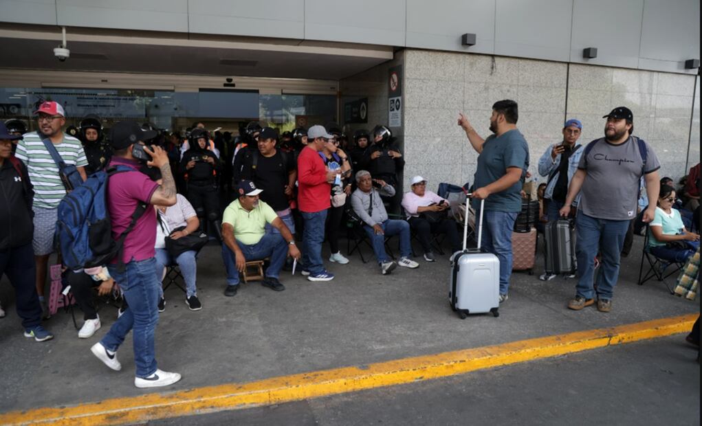 Maestros de la CNTE bloquean los accesos a la Terminal 1 del Aeropuerto Internacional de la Ciudad de México, el 23 de mayo de 2025. Foto: Carlos Mejía/EL UNIVERSAL