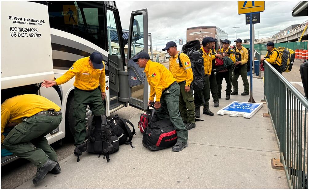 Bomberos de México viajan a Canadá. Foto: X (@FlyYEG)