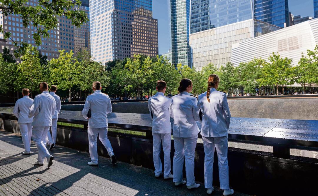 Miembros de la Armada Alemana recorren el Monumento y Museo Nacional del 11 de Septiembre en la ciudad de Nueva York. Foto: Spencer Platt / AFP