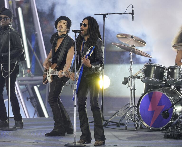 Lenny Kravitz actúa antes del partido final de la Liga de Campeones entre el Borussia Dortmund y el Real Madrid en el estadio de Wembley en Londres.Foto: AP Photo/Dave Shopland.