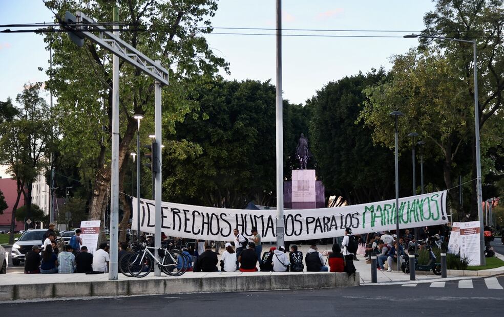Fumadores de marihuana se instalaron en su nueva sede para el consumo lúdico en la Glorieta Simón Bolívar, en la Ciudad de México, el 4 de agosto de 2025. Foto: Valente Rosas/EL UNIVERSAL