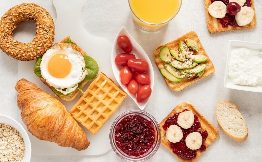 El desayuno debe contener alimentos bajos en grasa. Foto: Freepik