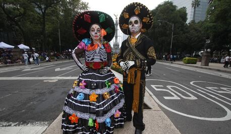Paseo de la Reforma se llena de catrinas en megaprocesión
