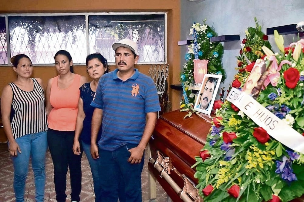 Familiares dan último adiós a Miguel Salgado Ibarra, una de las víctimas del huracán Newton , que provocó la tragedia en altamar (AMALIA ESCOBAR. EL UNIVERSAL)
