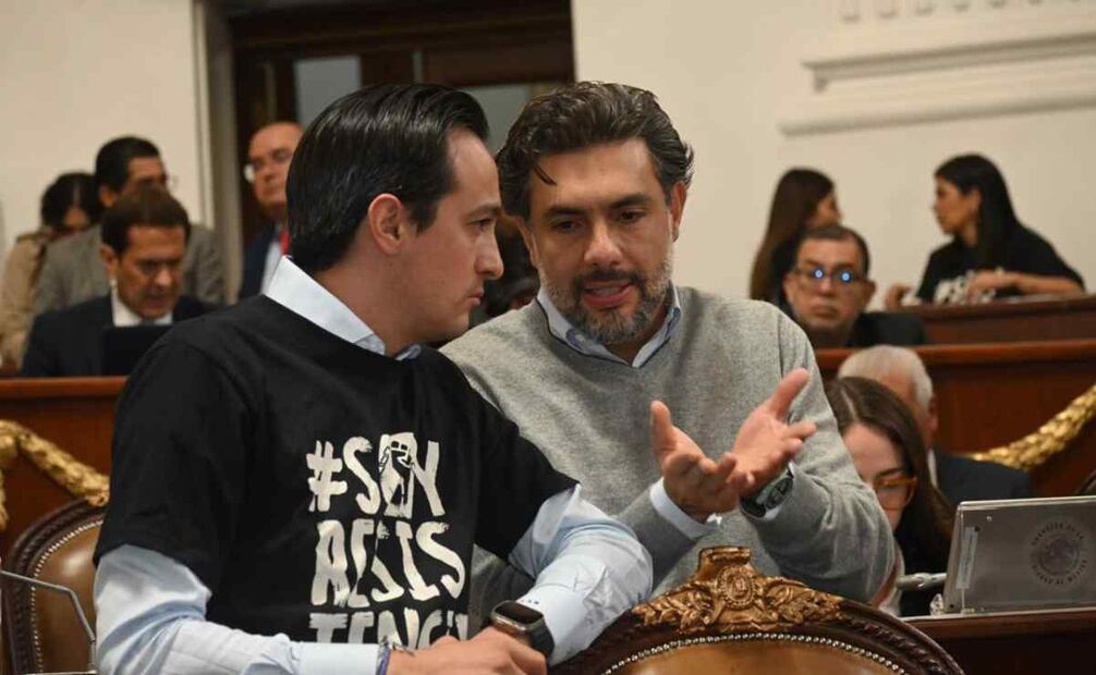 Este 25 de septiembre de 2024, diputados panistas llevaban sus playeras negras con la leyenda “Soy la resistencia” y en cada una de sus intervenciones se arropaban entre sí y mostraban carteles que decían “No a la Militarización”. Foto: Especial
