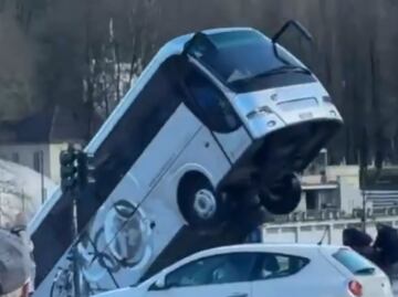 VIDEO: Autobús de pasajeros cae a un río en Italia; conductor fallece tras el accidente
