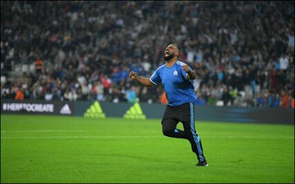  Homenajean a héroe de Marsella