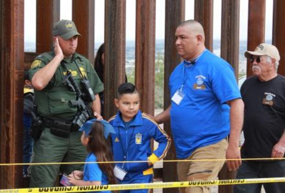 Abren frontera México-EU para que familias se abracen por tres minutos