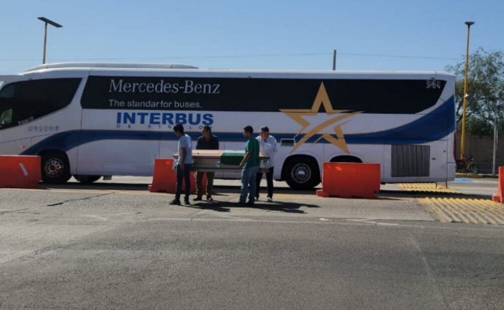 Agricultores colocan ataúd en carretera México-Nogales como forma de protesta por precio de cosechas (10/11/2025). Foto: Cortesía