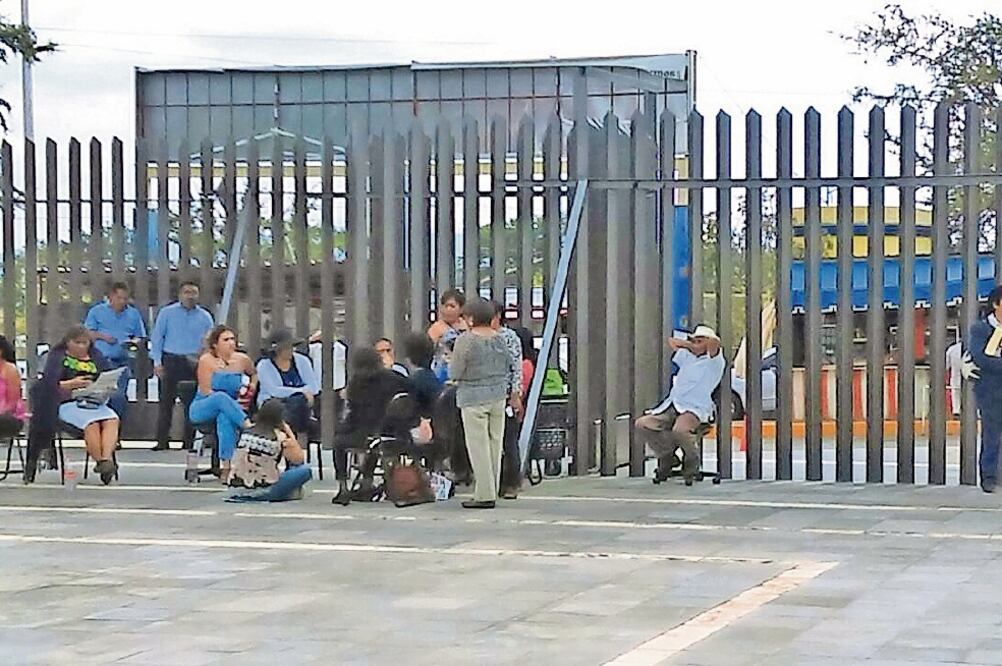 Empleados del Congreso local cerraron los accesos de la sede legislativa desde el mediodía de ayer y retuvieron a 10 diputados electos (TOMADA DE FACEBOOK)