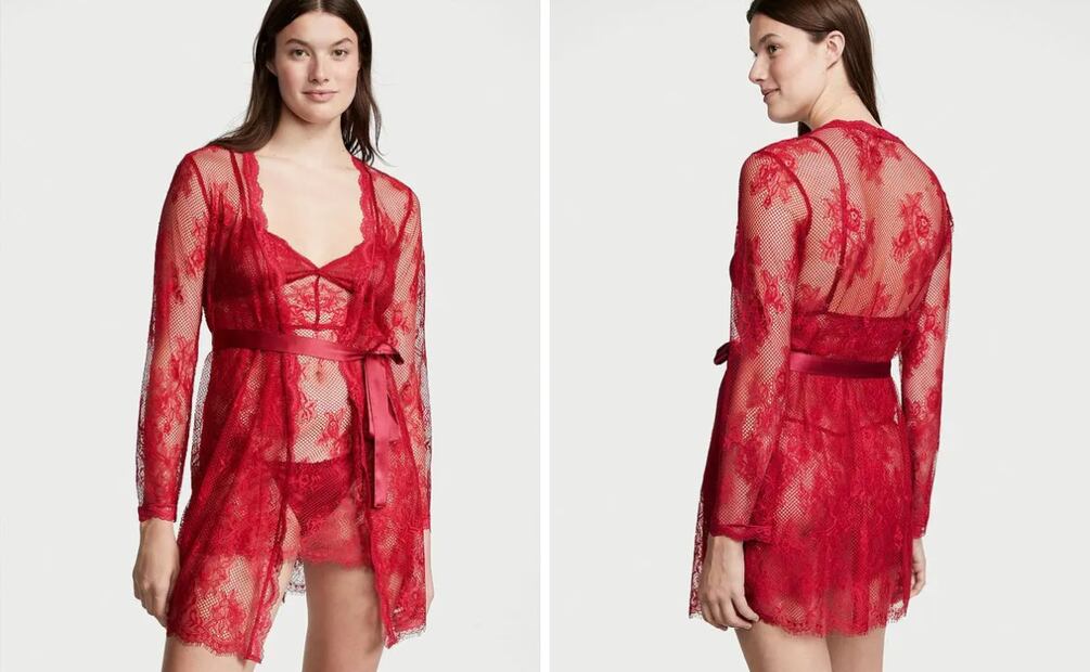 Romántico y atrevido a la vez. Un conjunto de encaje rojo acompañado de bata ligera que eleva la lencería a un gesto de lujo absoluto. Foto: Victoria's Secret