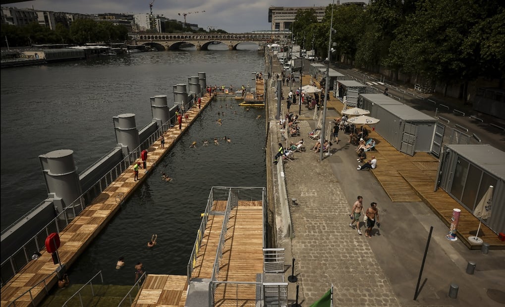 Personas nadan en la zona segura de Bercy en el río Sena, el 5 de julio de 2025. Como en las playas, un sistema de banderas (verdes, amarillas y rojas) informa del caudal y la calidad del agua del río que se analizará con sondas instantáneas y muestras de cultivos. Foto: AP