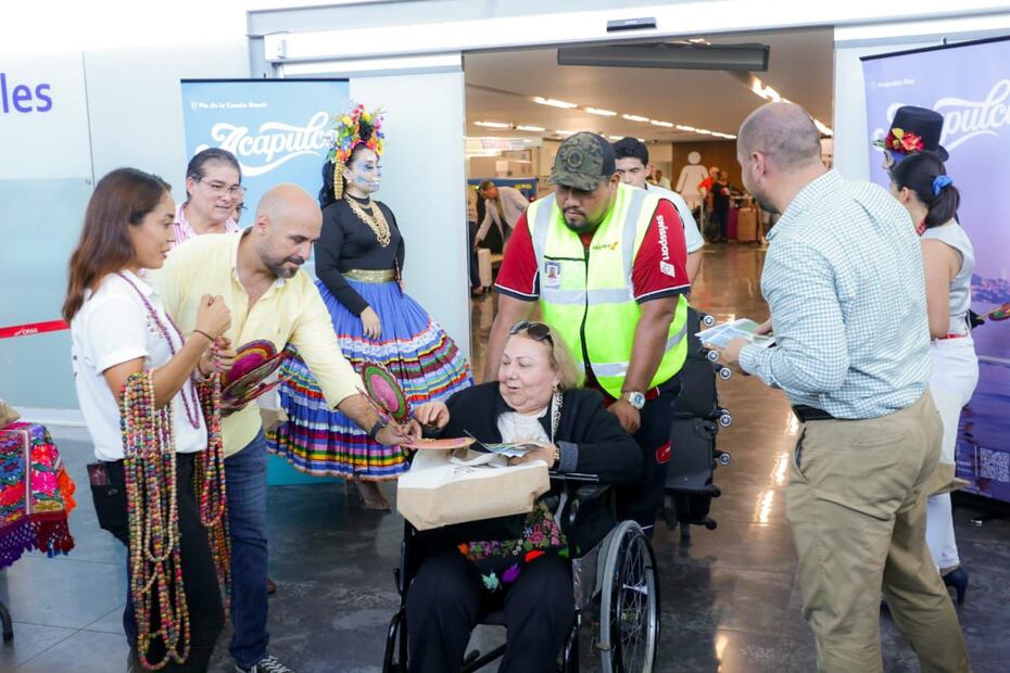 El secretario de Turismo del gobierno estatal, Simón Quiñones Orozco, encabezó la bienvenida a turistas texanos que arribaron en el primer vuelo internacional procedente de Dallas. (Foto: especial)