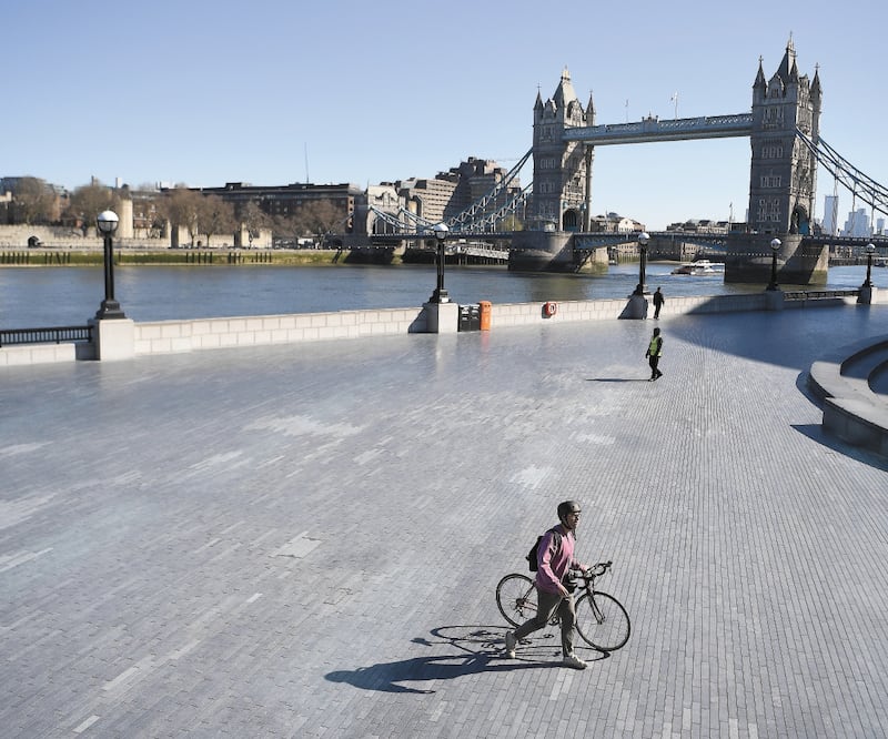 El ayuntamiento de Londres y el Tower Bridge lucieron desolados, poca gente circuló por las calles de Reino Unido, donde ayer el premier británico, Boris Johnson, puso al país bajo confinamiento. ANDY RAIN. EFE 
