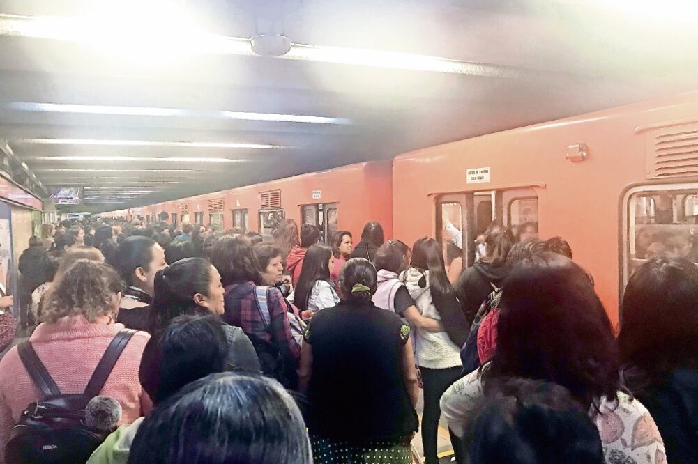 Molestia. Usuarios de la Línea 1, en dirección a Observatorio, acusaron que los trenes pasaban cada 20 minutos, lo que provocó aglomeraciones (ESPECIAL)