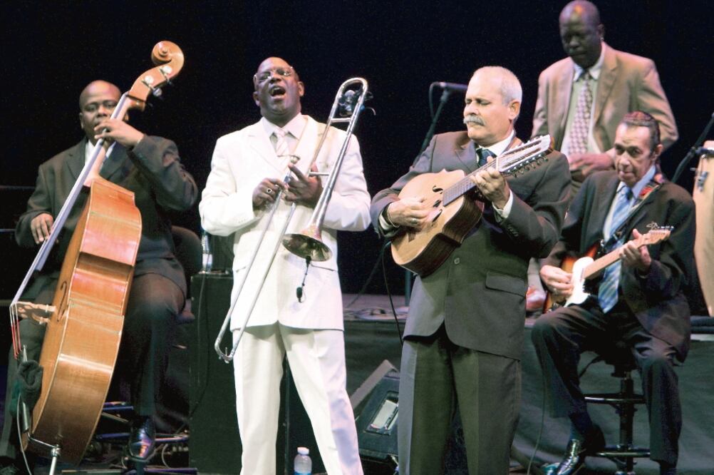 Los artistas deleitaron a varios centenares de cubanos y extranjeros con su música en el evento gratuito (JUAN HERRERO. EFE)