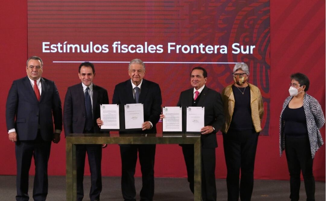 Este viernes 27 de noviembre, el presidente firmó tres decretos para otorgar estímulos fiscales en la frontera sur y adelantó que esta tarde firmará una extensión del decreto de estímulos fiscales en la frontera norte - Foto: Carlos Mejía/EL UNIVERSAL