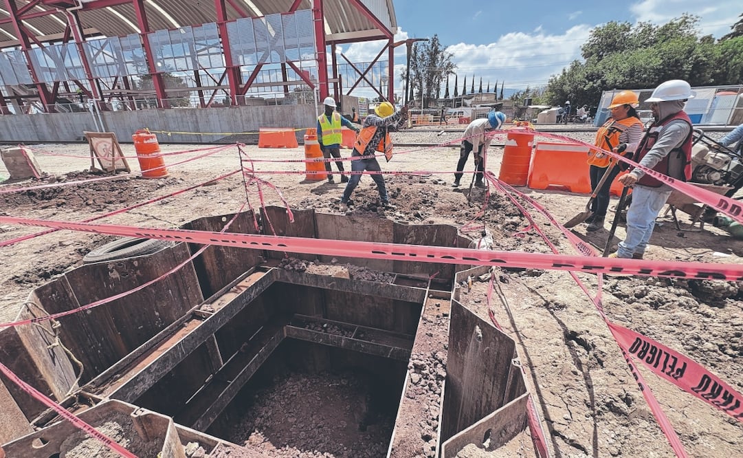 Ingenieros y obreros trabajan en la construcción de tres sifones en los alrededores de la estación Teyahualco. Foto: de ARTURO CONTRERAS. EL UNIVERSAL
