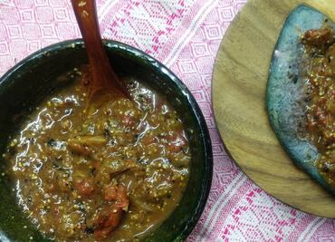 Salsa de miltomate con un chorrito de mezcal y chicatanas