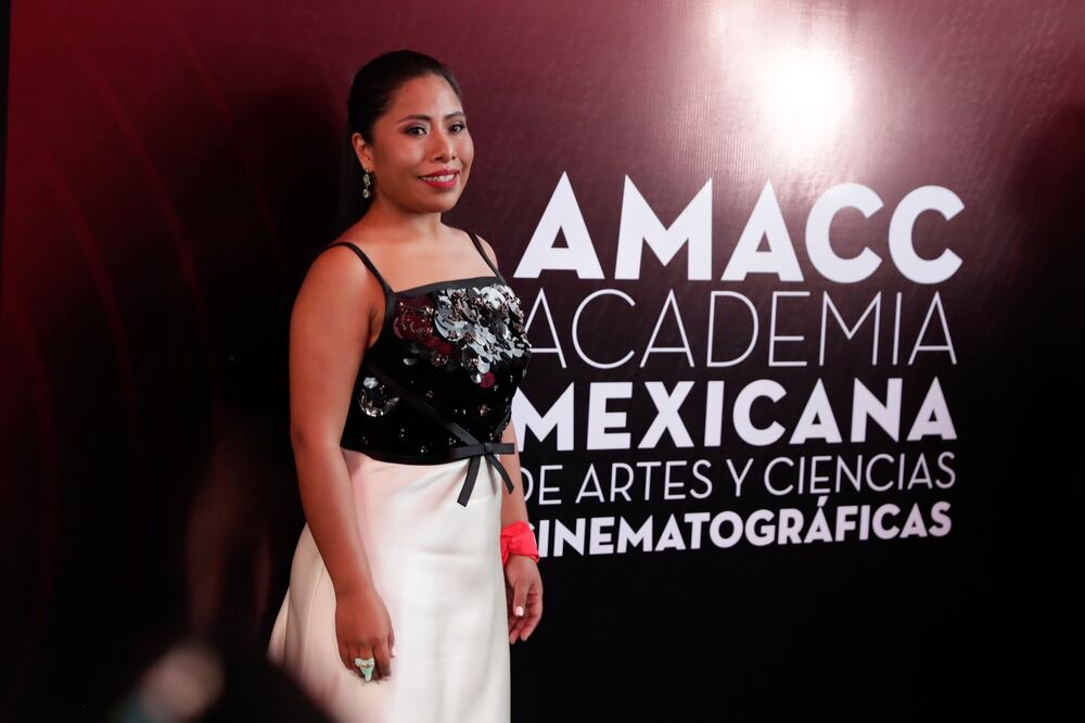 Yalitza Aparicio lució un vestido de satén con aplicaciones de cristal. Foto:  IVAN STEPHENS/EL UNIVERSAL